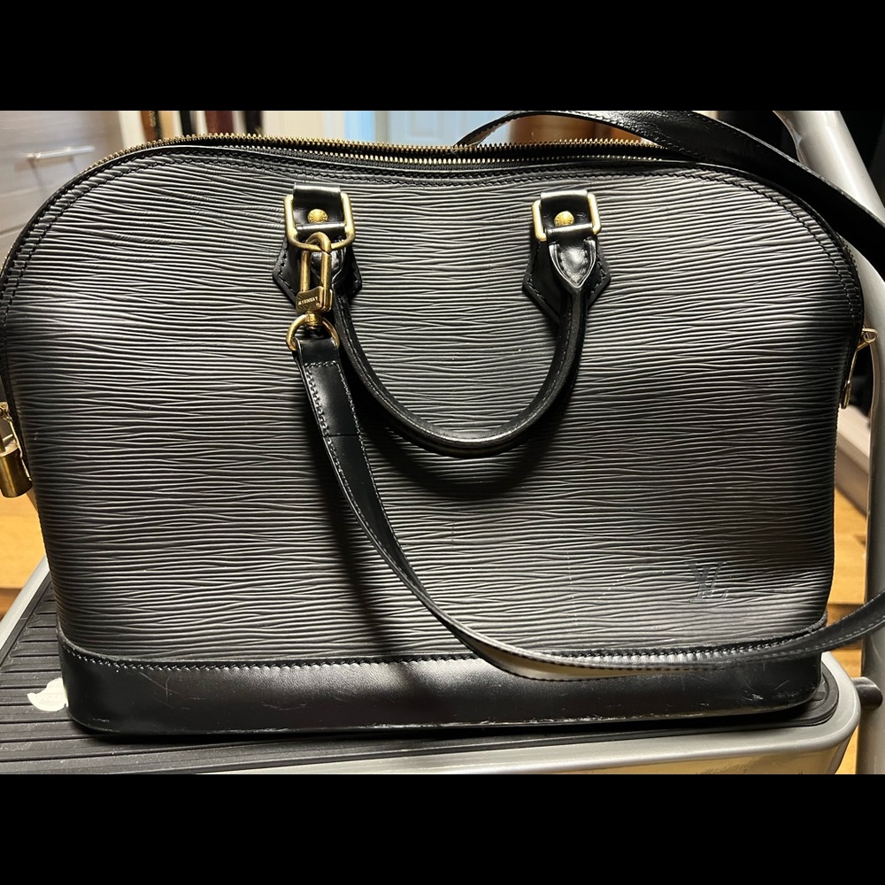 Authentic Louis Vuitton Epi Leather Alma. Good Condition
